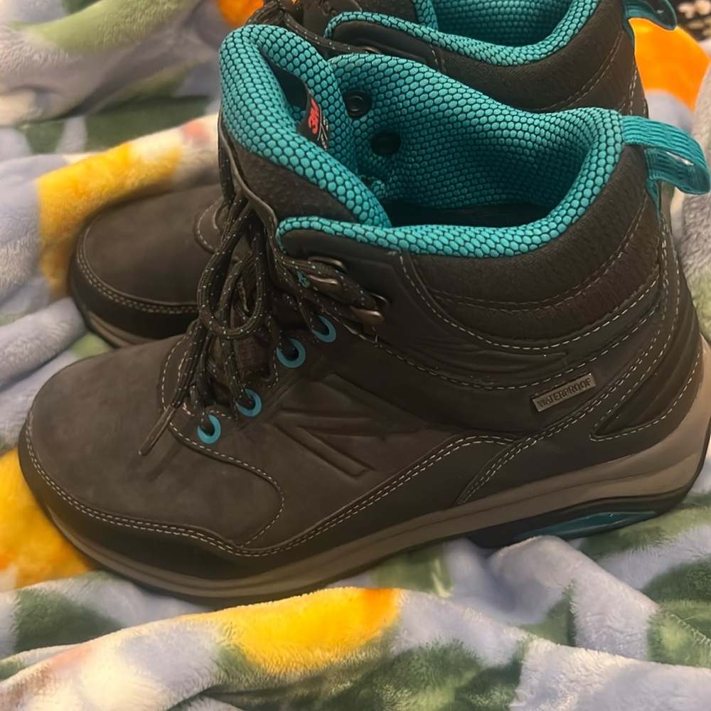 New Balance Women’s 1400 Waterproof Boots Size 6.5 - EUC